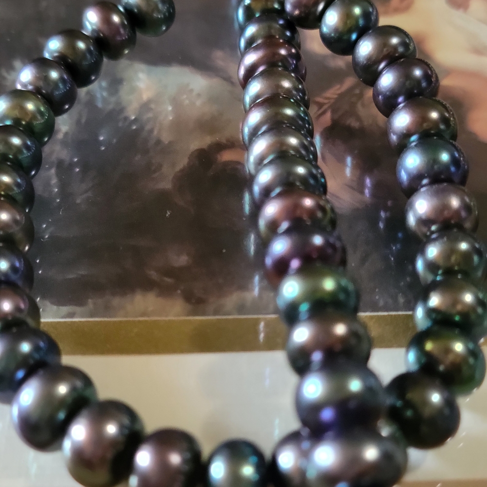 Beautiful Black/Gold Pearl Neck lace